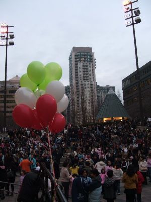 2008 - crowd_with_ballon.jpg